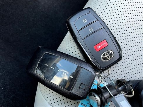 Used 2024 Toyota Prius XLE image 15