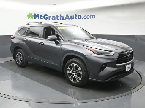 Used 2023 Toyota Highlander XLE AWD/4WD image 2