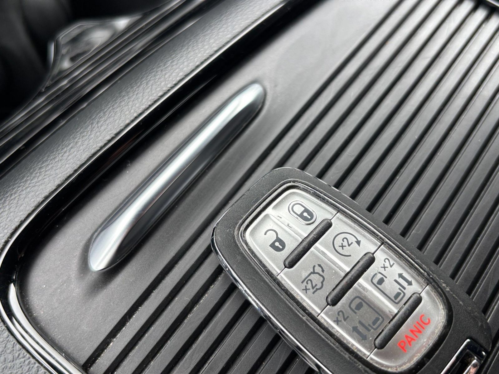 Used 2025 Chrysler Pacifica Limited FWD image 27