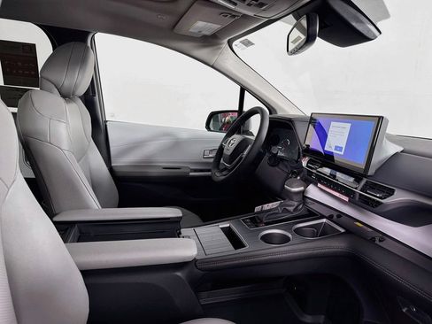 New 2026 Toyota Sienna XLE FWD image 33