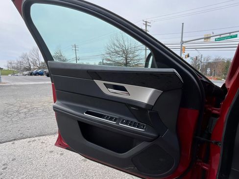 Used 2017 Jaguar XF Premium image 19