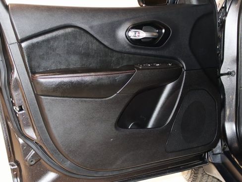 Used 2022 Jeep Cherokee Trailhawk w/ Trailer Tow Group image 32