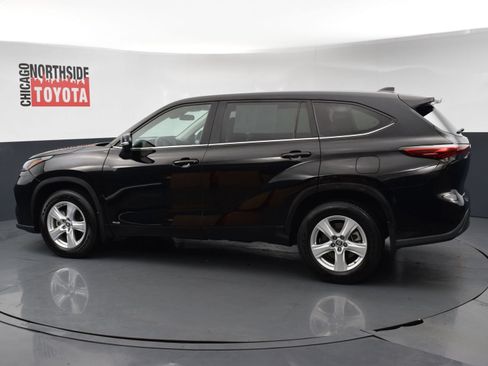 Used 2023 Toyota Highlander LE AWD/4WD image 2