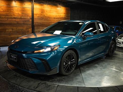 Used 2025 Toyota Camry SE image 2