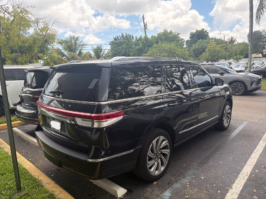 Used 2022 Lincoln Navigator 2WD image 2