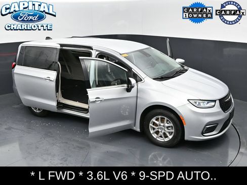 Used 2023 Chrysler Pacifica Touring-L FWD image 35
