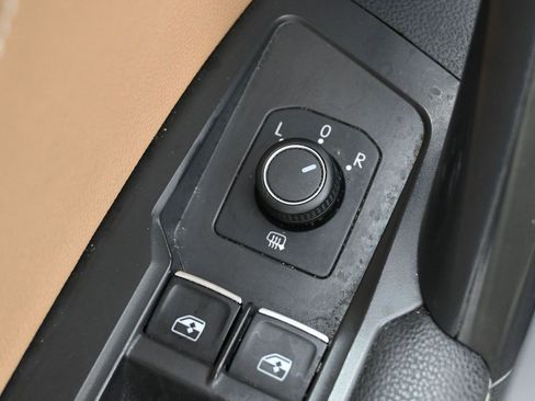 Used 2022 Volkswagen Tiguan SE image 12