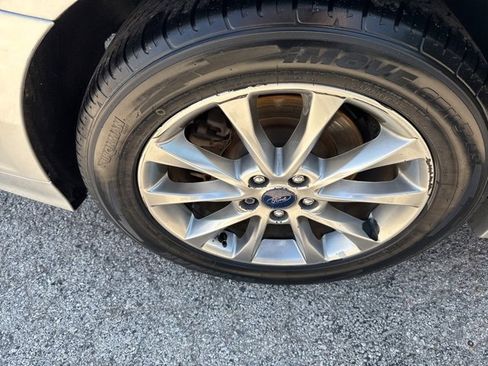 Used 2017 Ford Fusion SE w/ Fusion SE Technology Package image 16