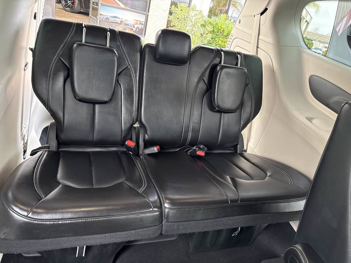Used 2024 Chrysler Pacifica Limited FWD image 24