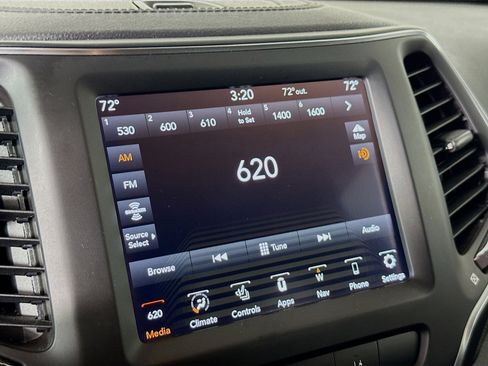 Used 2023 Jeep Cherokee Altitude Lux image 17