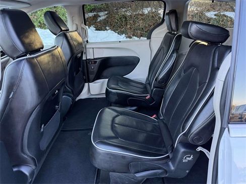 Used 2023 Chrysler Pacifica Limited image 11