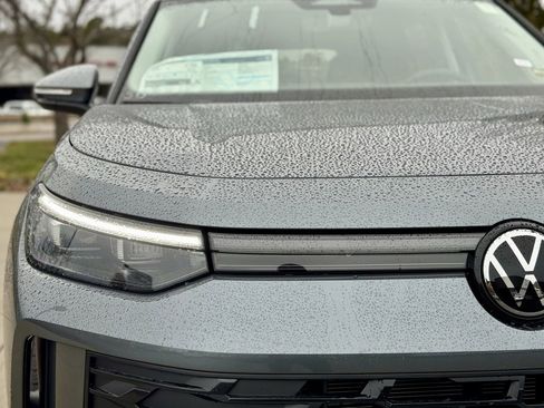 New 2025 Volkswagen Tiguan SE image 3