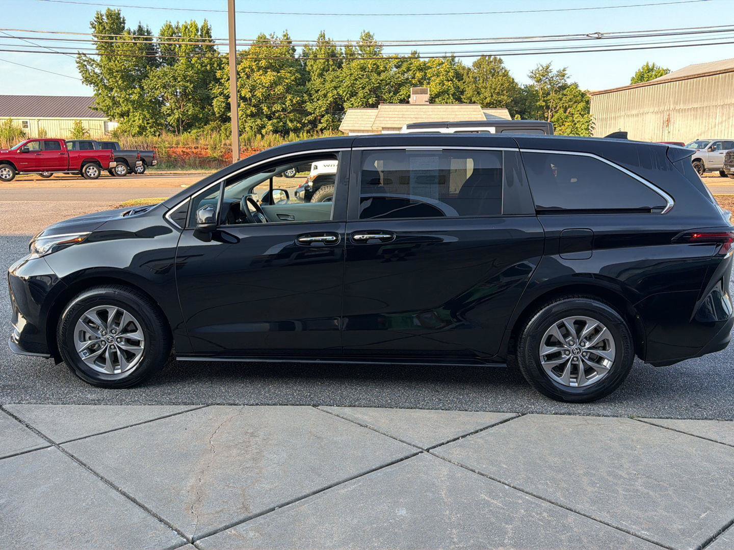 Used 2023 Toyota Sienna XLE FWD image 14
