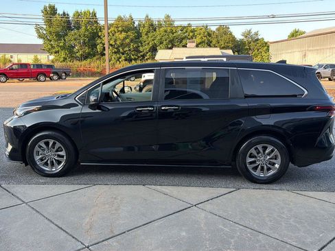 Used 2023 Toyota Sienna XLE FWD image 14