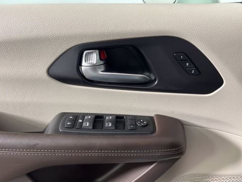 Used 2020 Chrysler Pacifica Touring-L Plus image 30