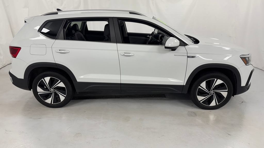 Used 2023 Volkswagen Taos SE AWD/4WD image 2