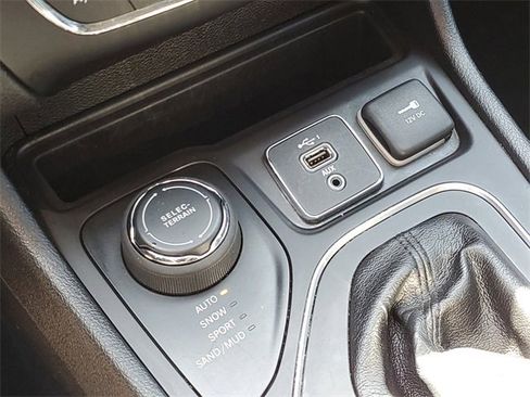 Used 2021 Jeep Cherokee Latitude Plus image 19