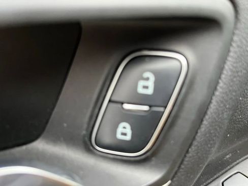 Used 2020 Ford Escape SE image 12