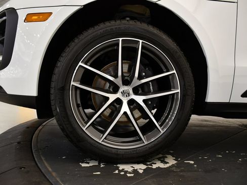 Certified 2026 Porsche Macan AWD/4WD image 16