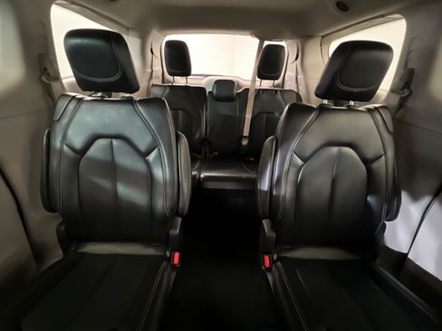Used 2024 Chrysler Pacifica Touring-L FWD image 26