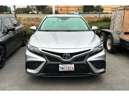 Used 2023 Toyota Camry SE FWD image 3