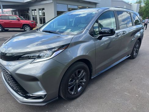 Used 2026 Toyota Sienna XSE AWD/4WD image 2