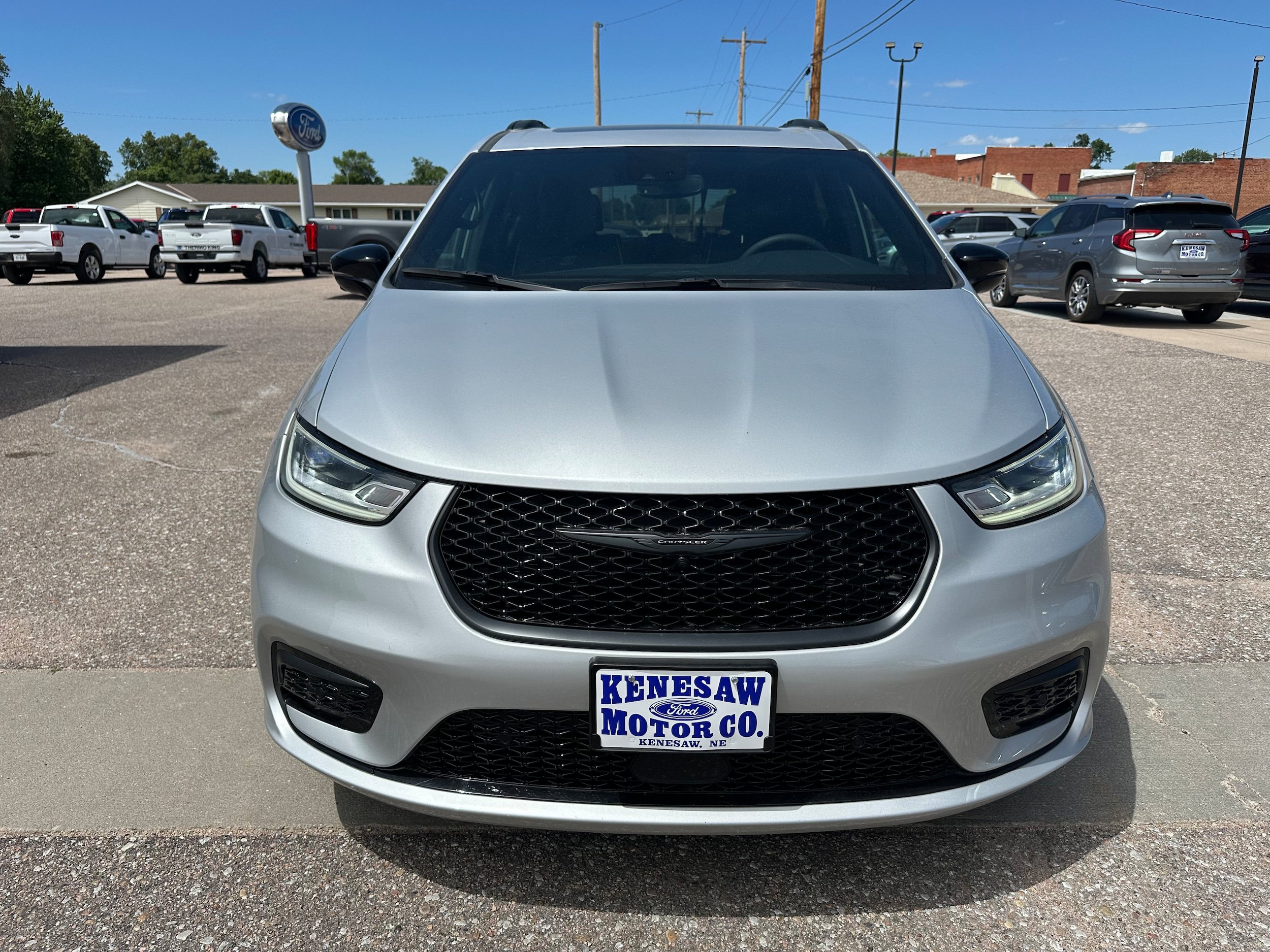 Used 2024 Chrysler Pacifica Limited w/ S Appearance Package FWD image 2