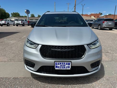 Used 2024 Chrysler Pacifica Limited w/ S Appearance Package FWD image 2