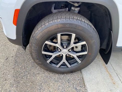 Used 2023 Jeep Grand Cherokee Limited w/ Trailer Tow Prep Group (B) AWD/4WD image 13