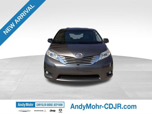 Used 2015 Toyota Sienna XLE FWD image 2