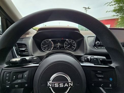 Used 2023 Nissan Rogue SV FWD image 25