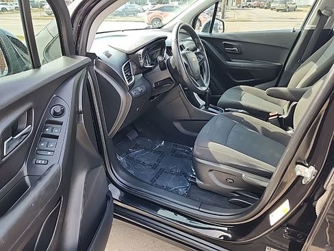 Used 2020 Chevrolet Trax LS image 2