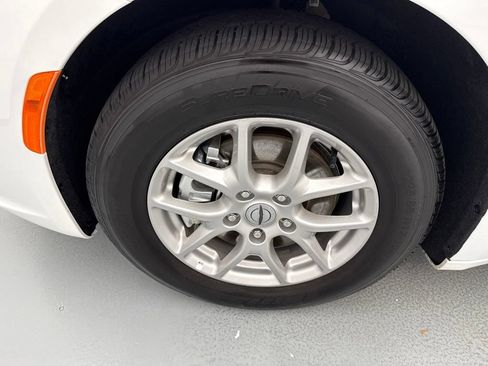 Used 2025 Chrysler Pacifica Select FWD image 4