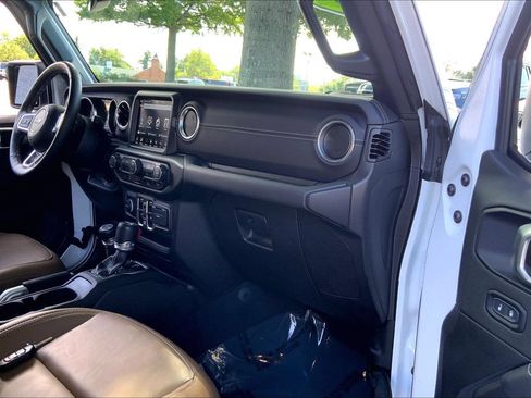 Used 2022 Jeep Wrangler Unlimited Sahara w/ Cold Weather Group AWD/4WD image 15
