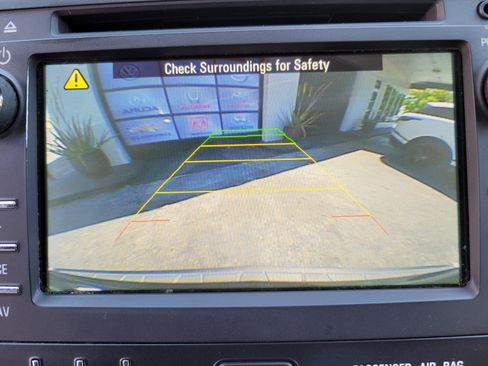 Used 2017 Chevrolet Traverse LT w/ Style and Technology Package image 25