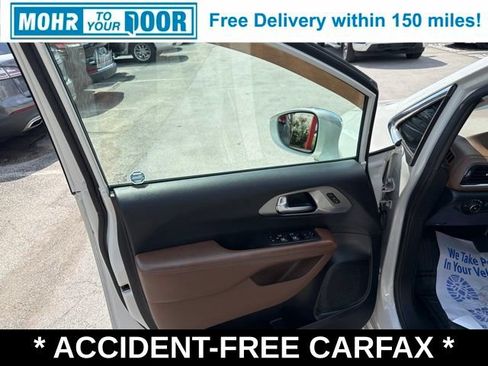 Used 2019 Chrysler Pacifica Limited w/ Advanced Safetytec Group FWD image 12