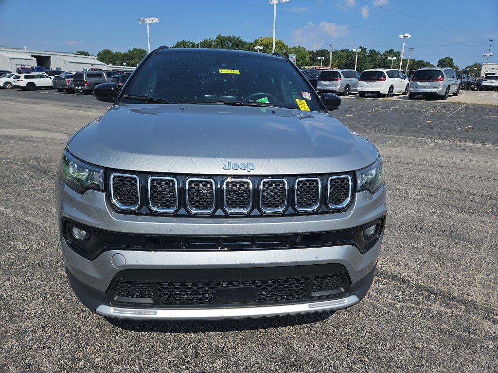 Used 2023 Jeep Compass Limited AWD/4WD image 2