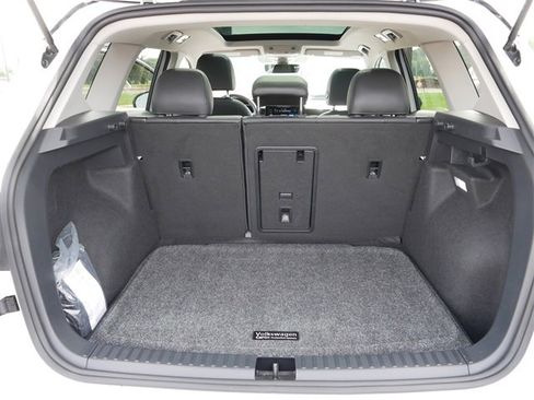 Certified 2025 Volkswagen Taos SE image 18