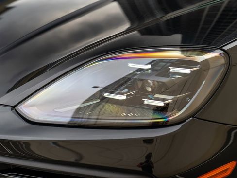 Used 2024 Porsche Cayenne E-Hybrid image 30