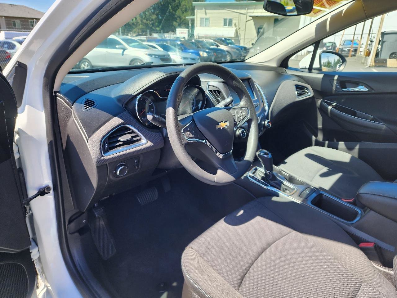 Used 2017 Chevrolet Cruze LT FWD image 12