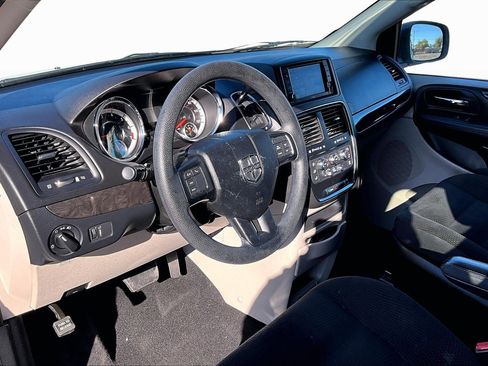 Used 2018 Dodge Grand Caravan SE w/ UConnect Hands-Free Group image 12