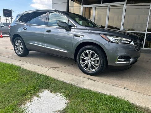 Used 2019 Buick Enclave Avenir w/ Avenir Technology Package FWD image 2