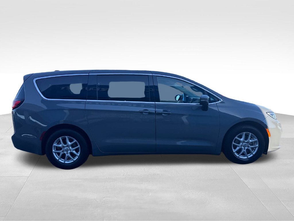 Used 2023 Chrysler Pacifica Touring-L FWD image 7