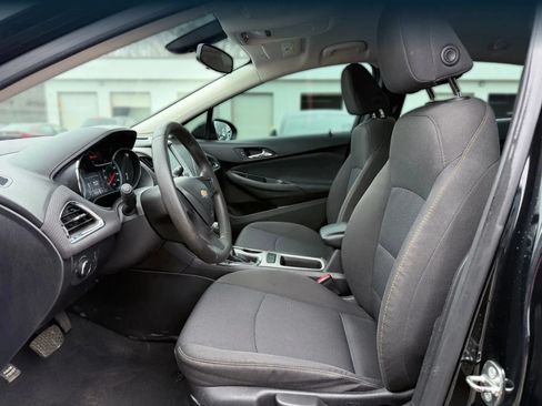 Used 2018 Chevrolet Cruze LS FWD image 2