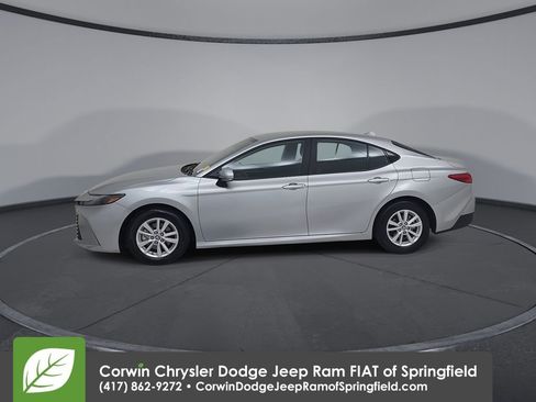 Used 2025 Toyota Camry LE image 8