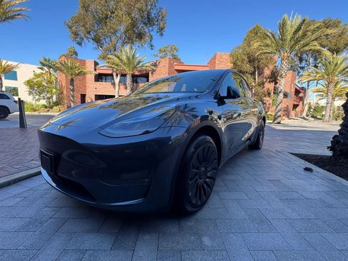 Used 2025 Tesla Model Y Long Range AWD/4WD image 3