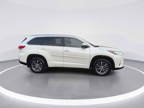 Used 2017 Toyota Highlander XLE image 9