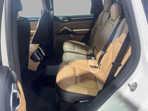 Used 2018 Porsche Cayenne w/ Premium Package image 17