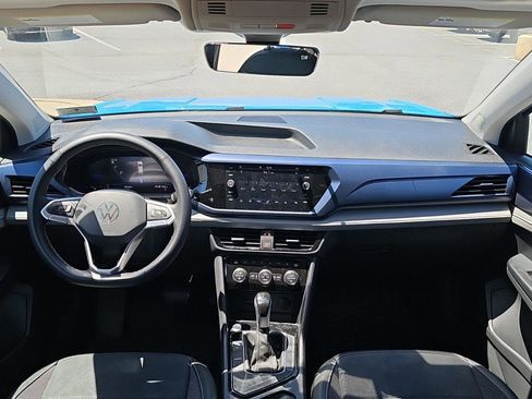 Used 2024 Volkswagen Taos SE w/ Panoramic Sunroof Package FWD image 8