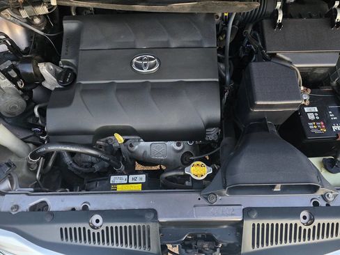 Used 2012 Toyota Sienna LE image 57